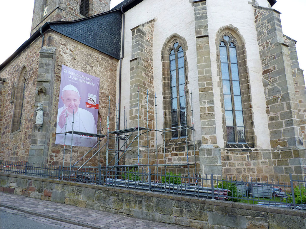Einrüstung von St. Crescentius an der Südseite (Foto: Karl-Franz Thiede)